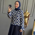 V desen çizgili triko kazak